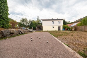 Il s’agit d’une propriété résidentielle dotée d’une cour en gravier, d’une maison blanche et d’une clôture en bois.