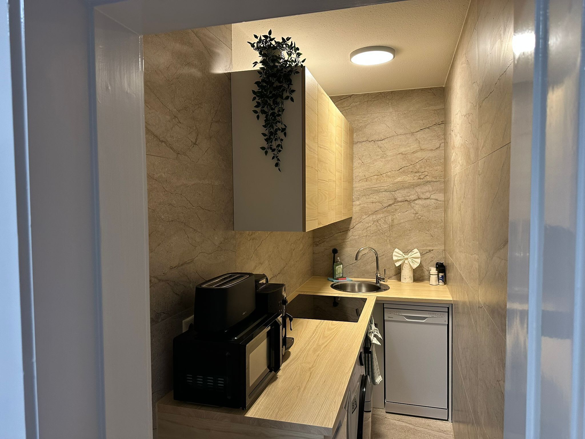 Wasserkocher mit Kaffee-/Teezubehör, Kühlschrank, Mikrowelle, Ofen