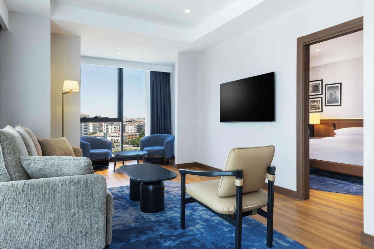 Suite, 1 Katil Raja (King) dengan Katil Sofa, City View | Bar mini, peti besi dalam bilik, langsir/tirai gelap terus, kalis bunyi 