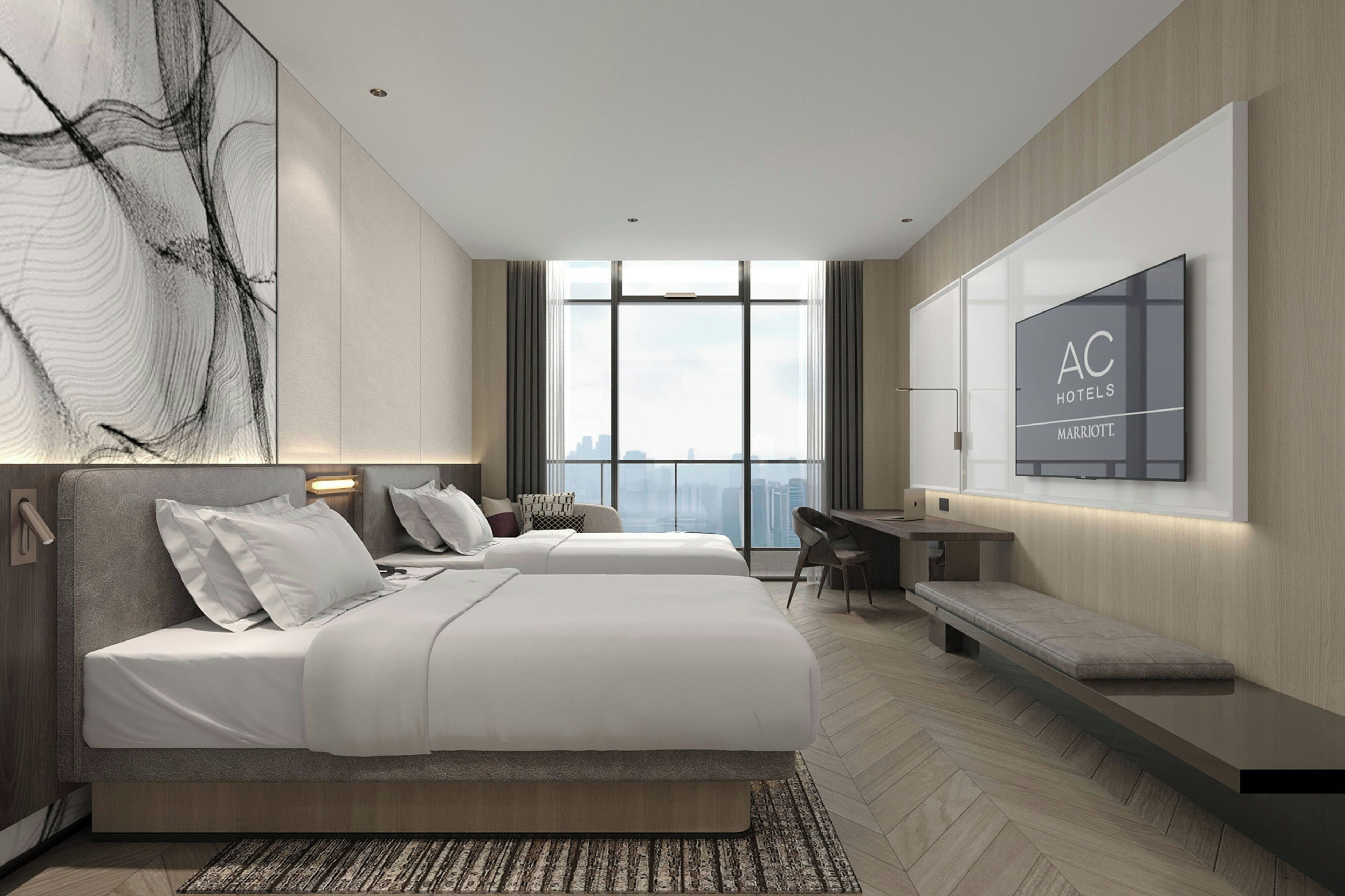 Ein modernes Hotelzimmer mit zwei Betten, einem Schreibtisch, einem Sessel, einem großen Fenster und einem Flachbildfernseher an der Wand.
