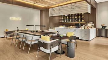 Zona bar moderna con una lavagna che mostra diverse bevande.