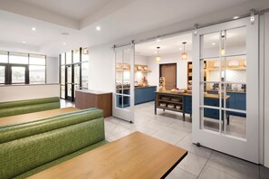 Breakfast buffet - Fairfield By Marriott Inn & Suites Page (Page)