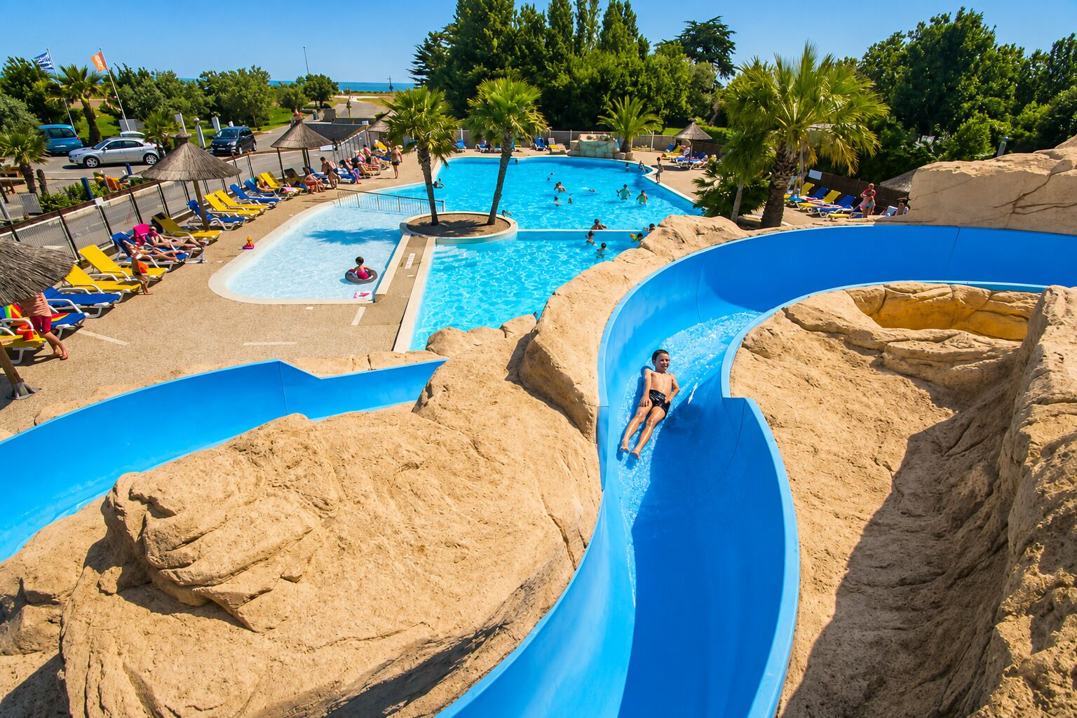 Un parc aquatique doté de plusieurs toboggans et d’une piscine.