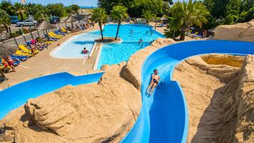 Un parc aquatique doté de plusieurs toboggans et d’une piscine.