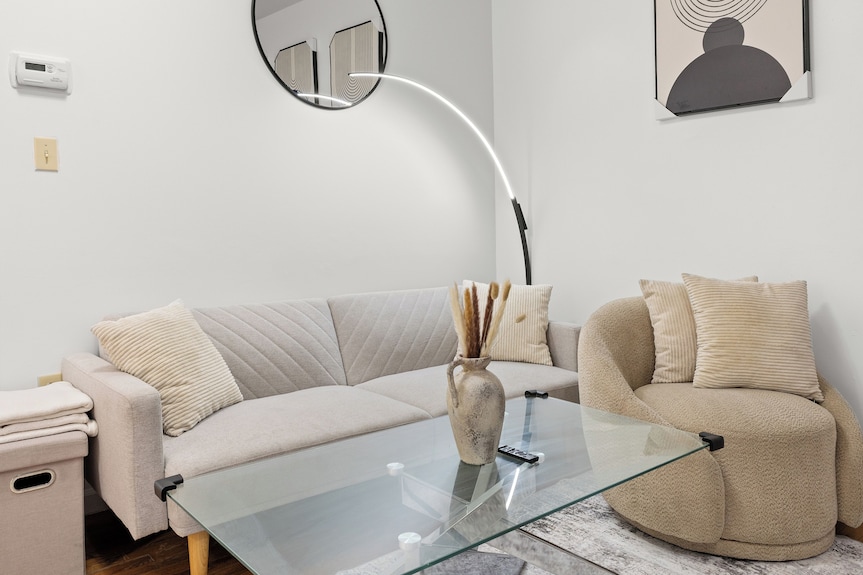 Cozy Retreat - Huge 2 Bedroom Home In Central Jersey City Free Parking & Washer! - Long Island, NY