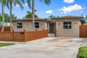 Exterior - Waterfront Escape Private Canal Retreat (Hollywood)