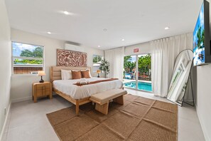 Desk, iron/ironing board, travel cot, free WiFi - Waterfront Escape Private Canal Retreat (Hollywood)