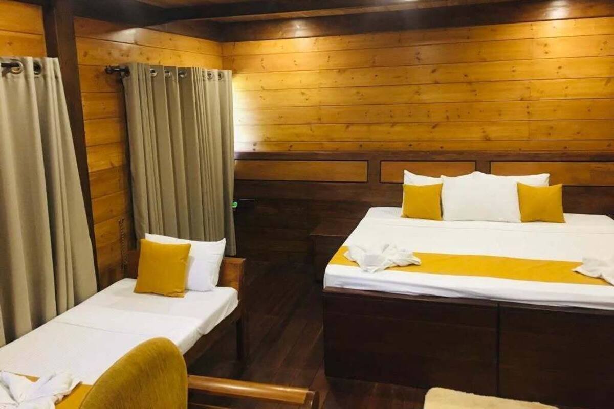 Habitación triple, vistas al jardín | Caja fuerte, escritorio, tabla de planchar con plancha y wifi gratis