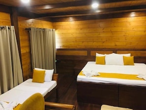 Habitación triple, vistas al jardín | Caja fuerte, escritorio, tabla de planchar con plancha y wifi gratis