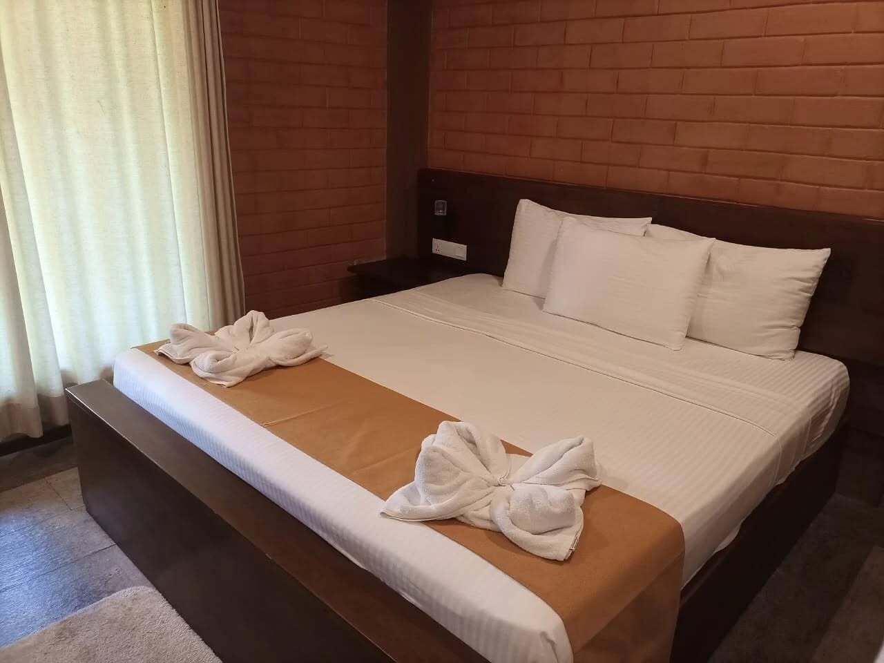 Double Room, Garden View | In-room safe, desk, iron/ironing board (on request), WiFi (free)