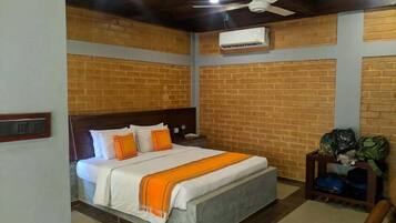 Double Room, Garden View | Peti besi dalam bilik, meja, seterika/papan seterika, Wi-fi percuma