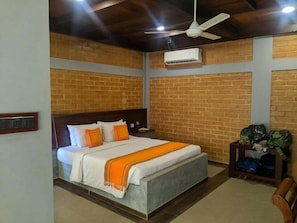 Double Room, Garden View | Peti besi dalam bilik, meja, seterika/papan seterika, Wi-fi percuma 