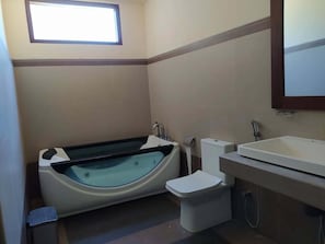 Habitación triple, vistas al jardín | Baño | Toallas, jabón, champú y papel higiénico