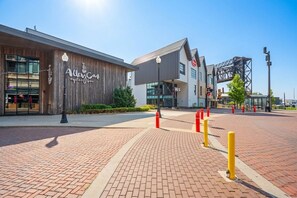 Un bâtiment moderne avec une façade en bois et une enseigne indiquant : « Alka-Care, bar à huîtres ».