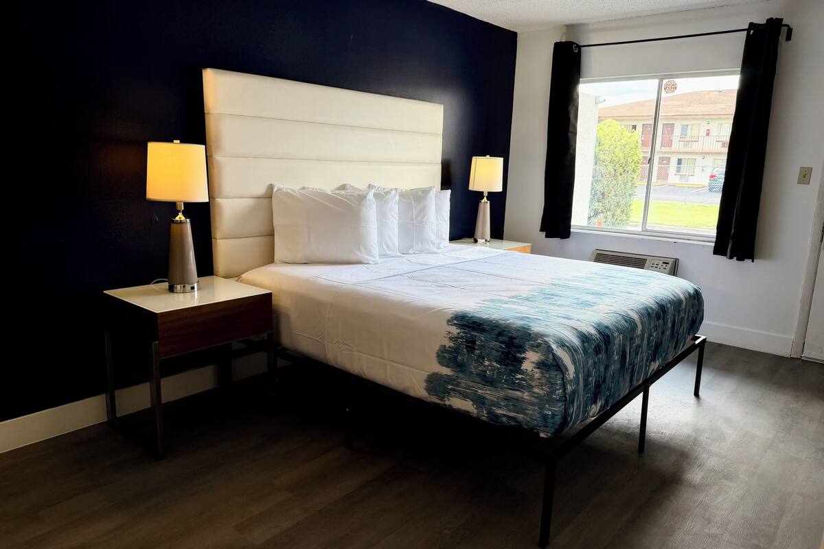 Laptop workspace, blackout curtains, iron/ironing board, free WiFi