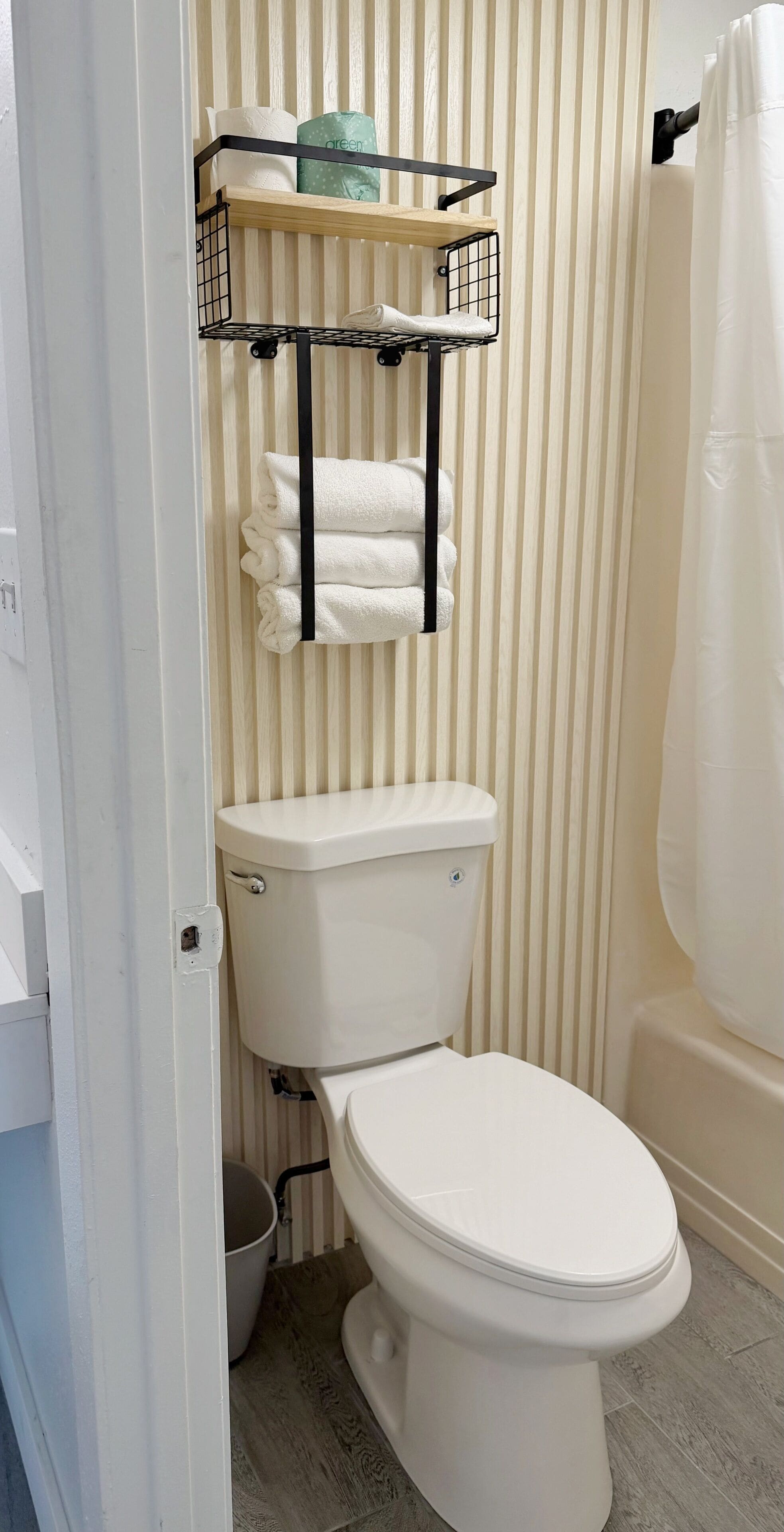 Ensemble douche/baignoire, sèche-cheveux, serviettes fournies, savon