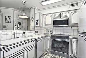 Private kitchen - Monochrone madness - Step into a coloring book getaway (Tulsa)