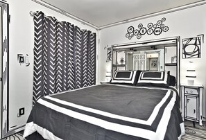 WiFi, bed sheets - Monochrone madness - Step into a coloring book getaway (Tulsa)