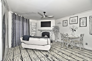 Smart TV - Monochrone madness - Step into a coloring book getaway (Tulsa)