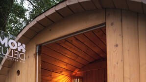 A wooden sauna with a bench and a slanted ceiling. - Charming Tiny House by the Lake with a Sauna (Kloster Lehnin)