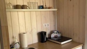 Private kitchen - Charming Tiny House by the Lake with a Sauna (Kloster Lehnin)