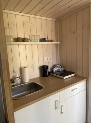 Private kitchen - Charming Tiny House by the Lake with a Sauna (Kloster Lehnin)