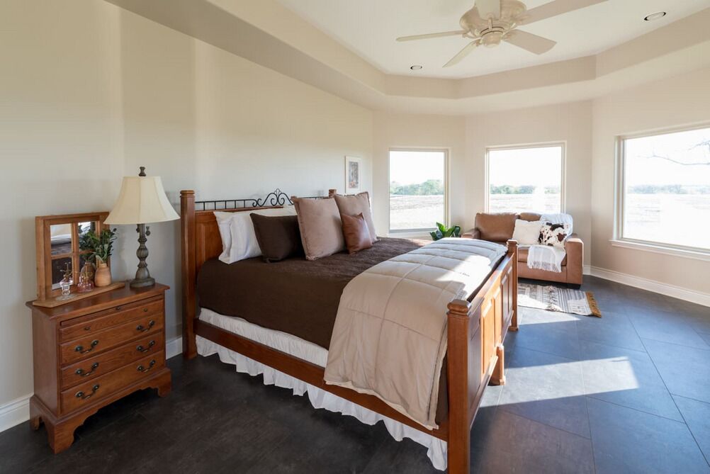 4 bedrooms, iron/ironing board, WiFi (free), bed sheets