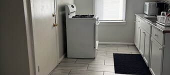 Adorable 2-bedroom apartment with AC in cool Detroit