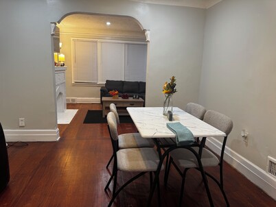 Adorable 2-bedroom apartment with AC in cool Detroit
