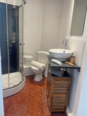 Een douche, een haardroger, handdoeken, toiletpapier