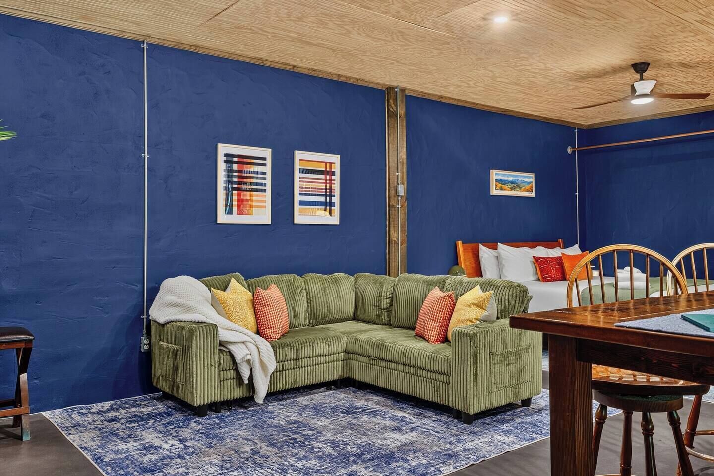 Téléviseur, foyer, livres