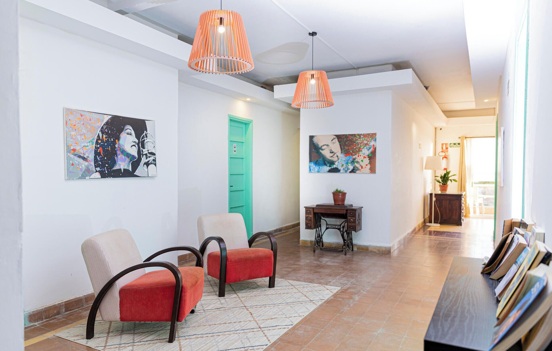Un interior moderno con una zona de estar, obras de arte y un escritorio.