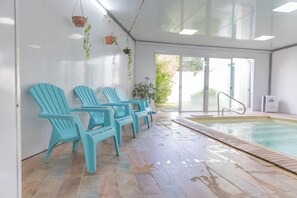 A pool area with blue chairs and a hot tub. - Hotel Vista La Floresta (La Floresta)
