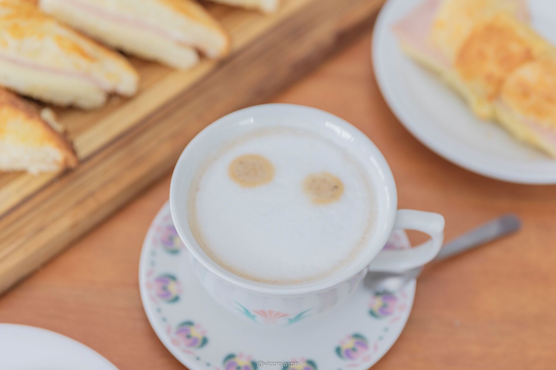 Una taza de café con su platillo sobre una mesa.