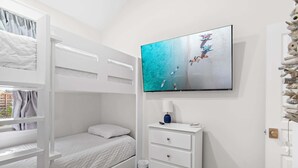 En køjeseng med et tv monteret på væggen over den.