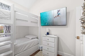 Ein Etagenbett mit einem an der Wand darüber angebrachten Fernseher.