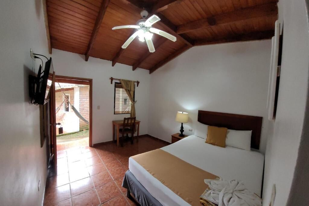 Habitación, vistas al jardín | Escritorio, espacio para trabajar con un portátil, wifi gratis