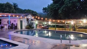2 outdoor pools