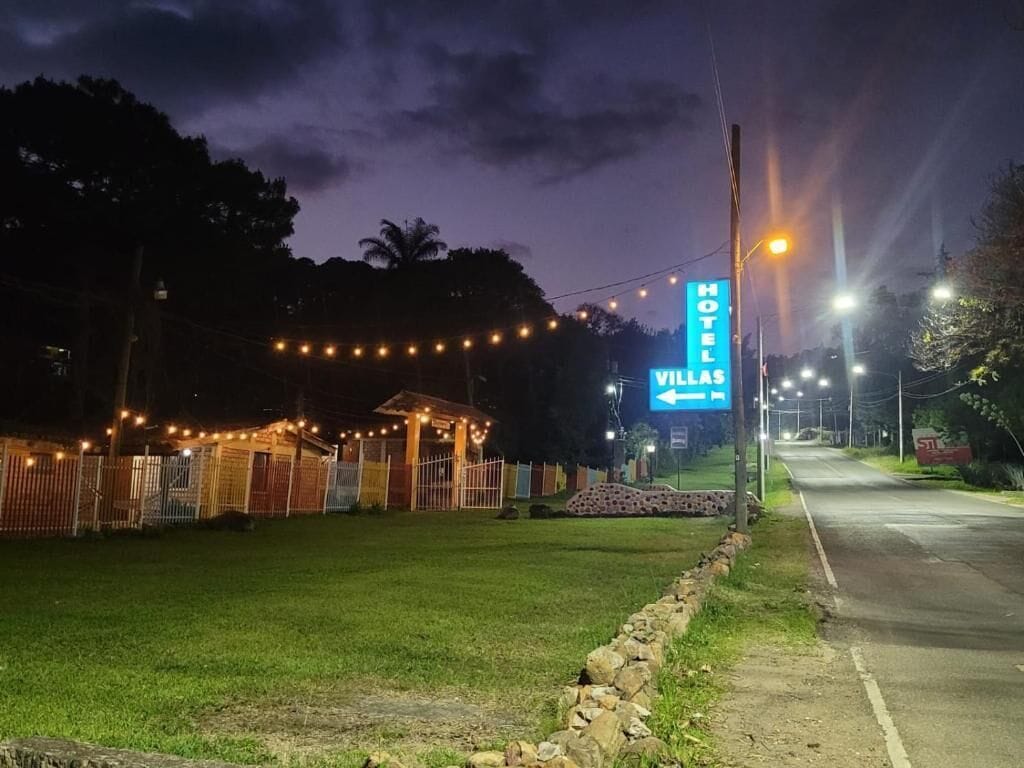 A hotel sign with an arrow pointing left, indicating the direction to the hotel.