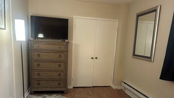 1 bedroom, iron/ironing board, WiFi (free), bed sheets