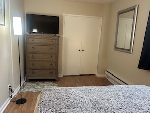 1 slaapkamer, een strijkplank/strijkijzer, gratis wifi, beddengoed