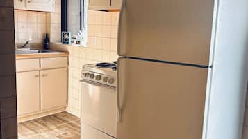 Coffee/tea maker, fridge, microwave, oven