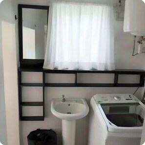 Sèche-cheveux, serviettes fournies, savon, papier toilette