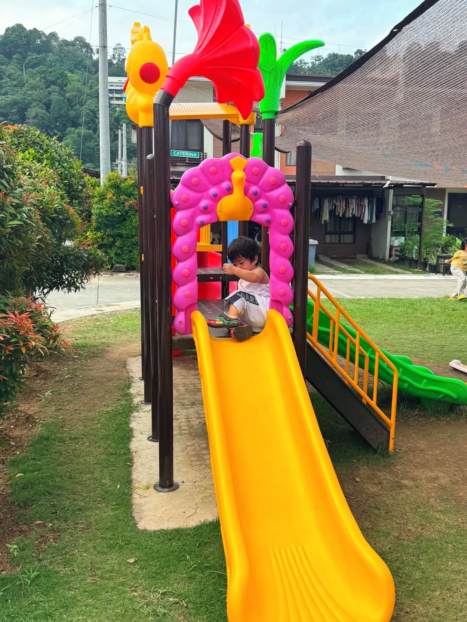 Ein Spielplatz mit Rutsche und Klettergeräten.