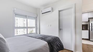 Deluxe Apartment | Desk, laptop workspace, blackout drapes, WiFi (free)