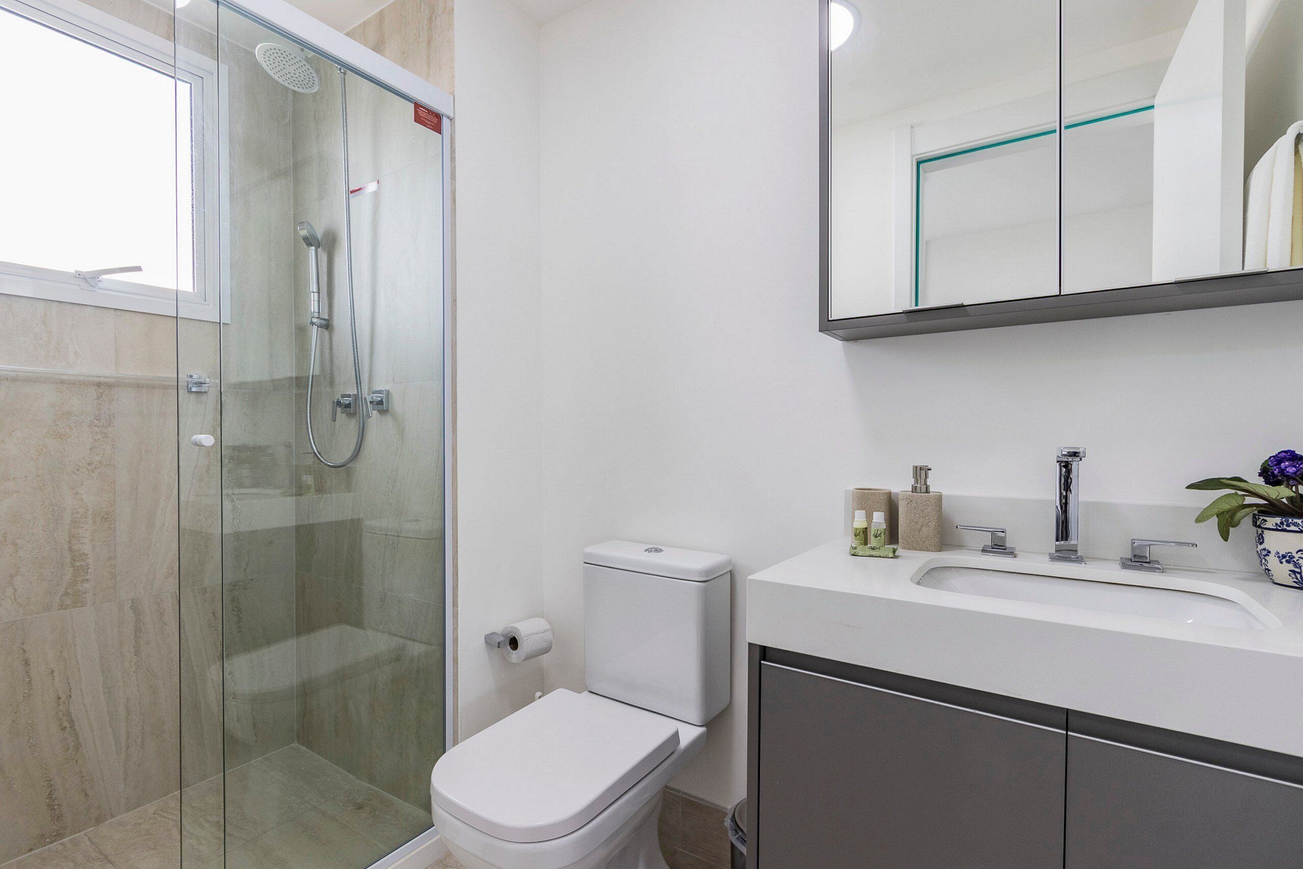 Apartemen Deluks | Kamar mandi | Shower, pengering rambut, handuk, dan sabun