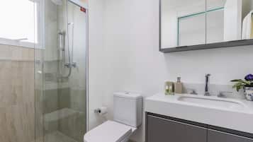 Apartemen Deluks | Kamar mandi | Shower, pengering rambut, handuk, dan sabun