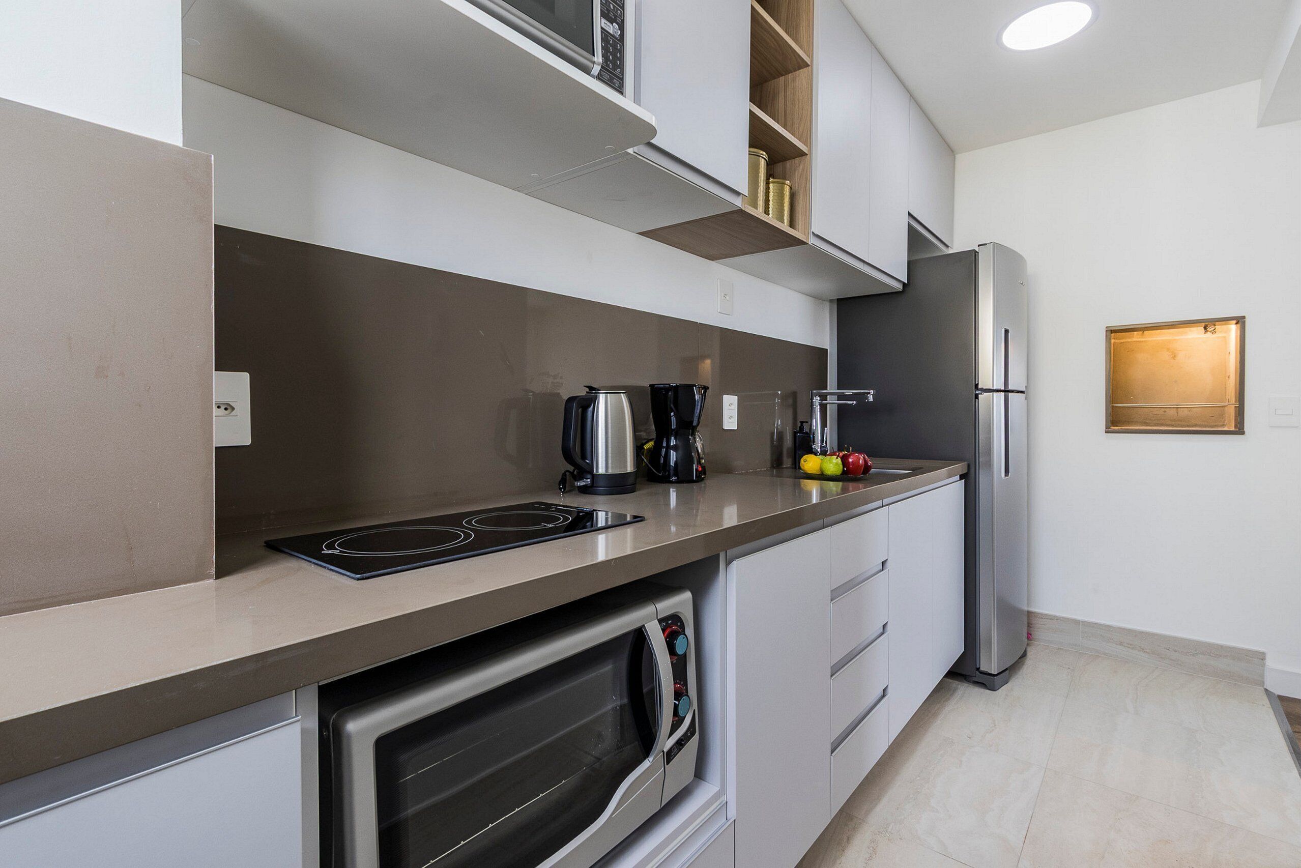 Apartamento Deluxe | Cocina privada | Frigorífico, microondas, placa de cocina y utensilios de cocina