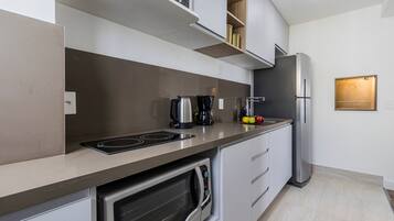 Apartamento Deluxe | Cocina privada | Frigorífico, microondas, placa de cocina y utensilios de cocina