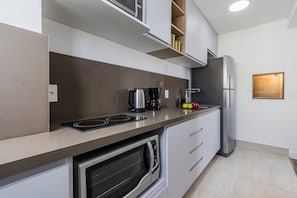 Deluxe Apartment | Private kitchen | Fridge, microwave, stovetop, cookware/dishes/utensils - Connect João Wallig by My Way (Porto Alegre)